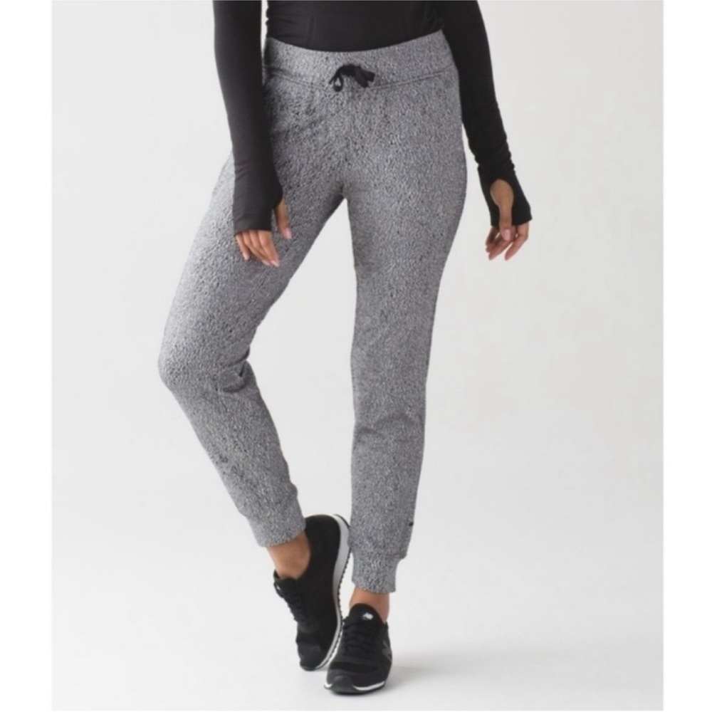 Lululemon Ready to Rulu Pant, Spray Jacquard Black & White Joggers, Size 6